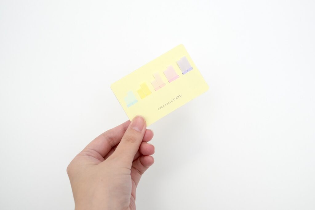 カード型ふせんを手に持っている