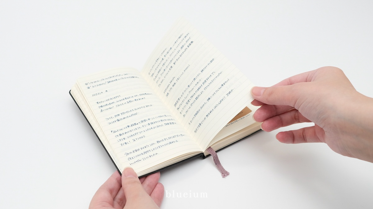 ノートのページをめくる様子