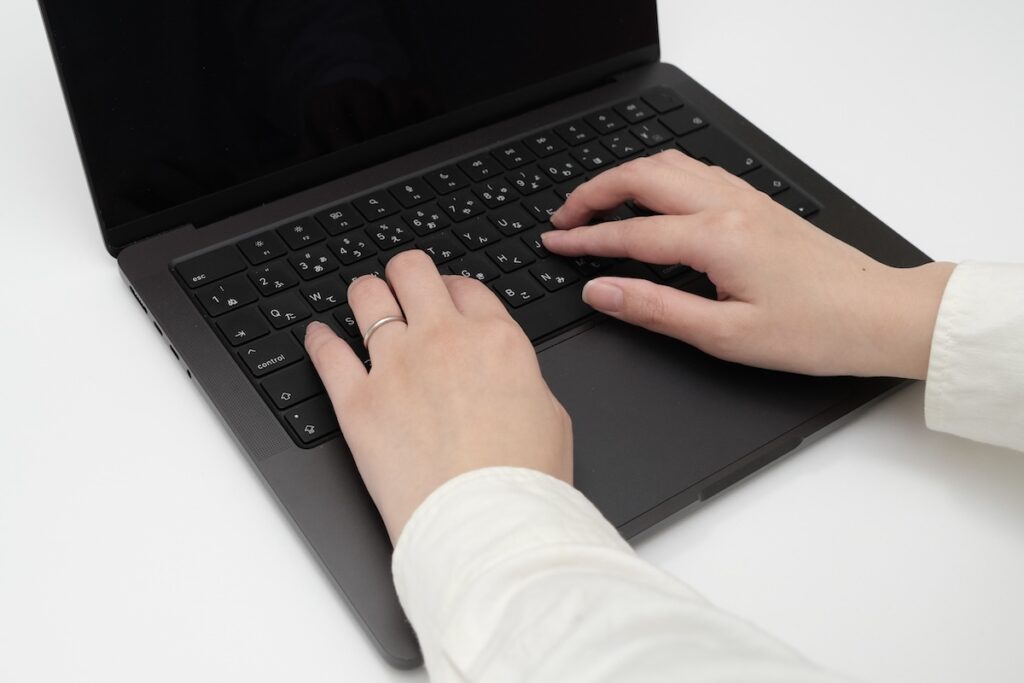 パソコンのキーボードを打つ様子