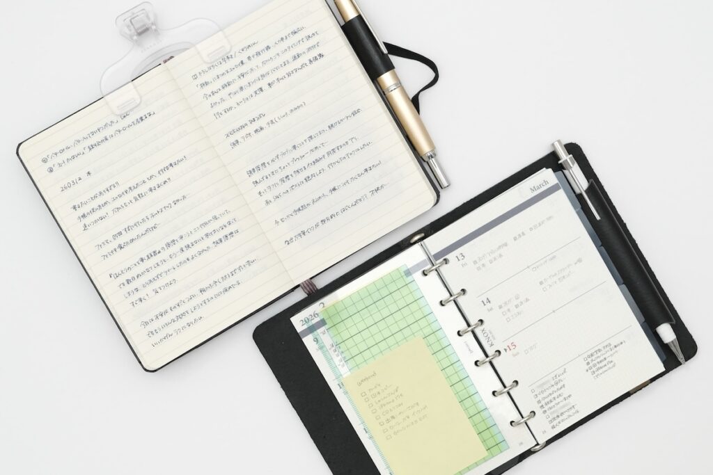 開いて置かれた手帳とノート