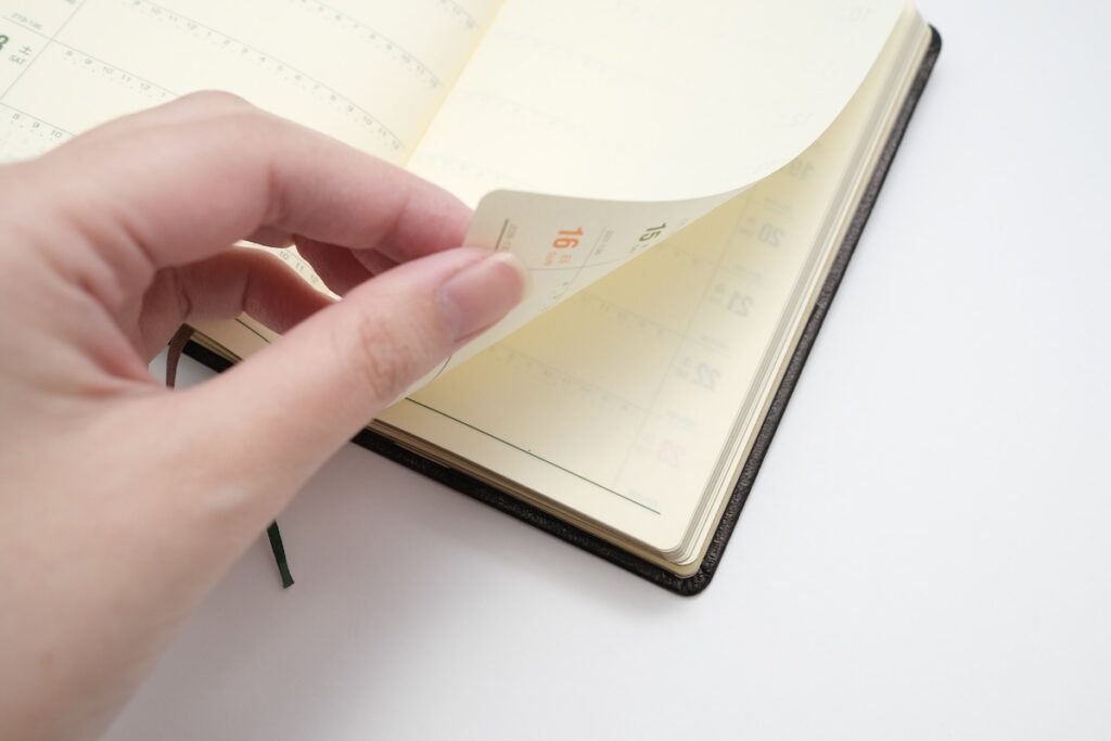 能率手帳ゴールドのページをめくる様子