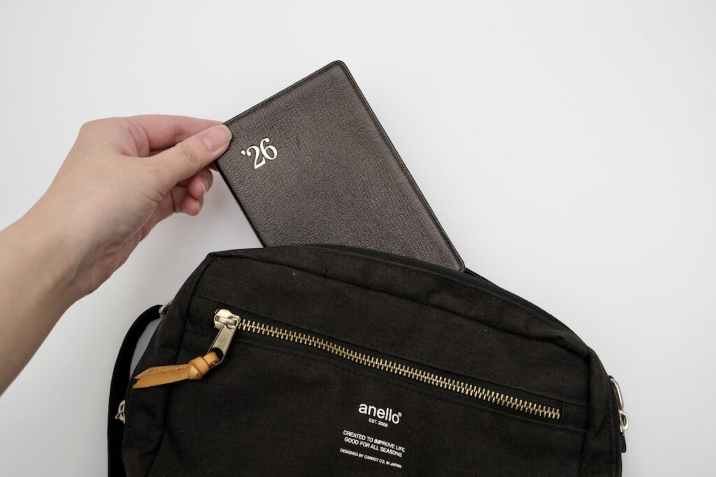 能率手帳ゴールドをカバンに入れる様子