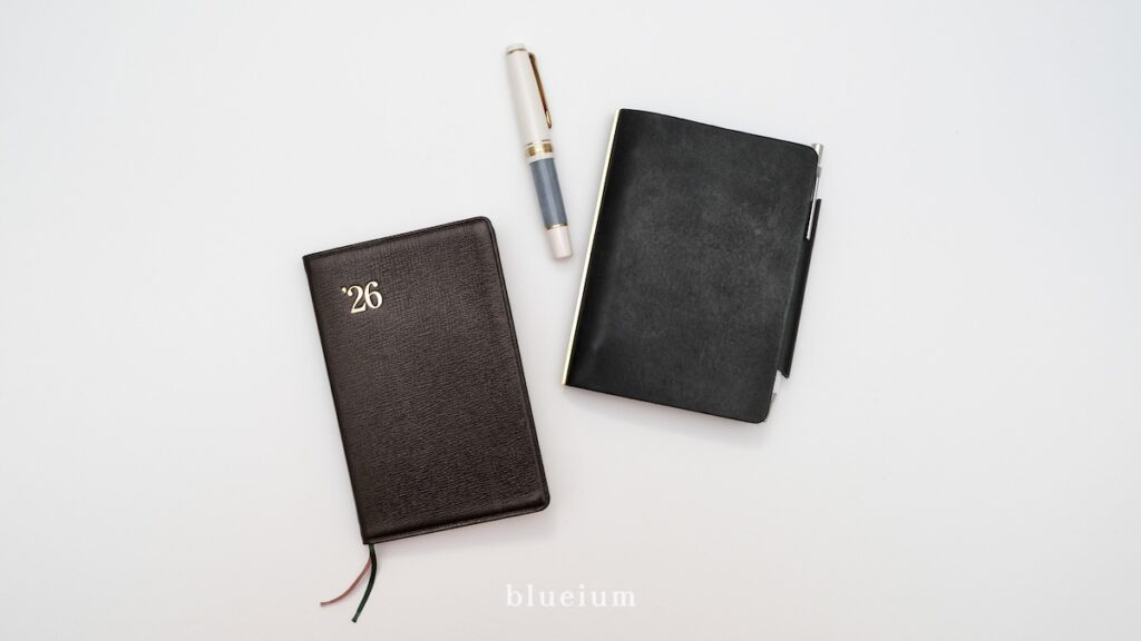 2冊の手帳と万年筆