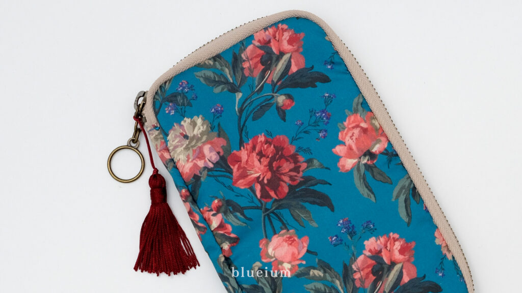 花柄のポーチ