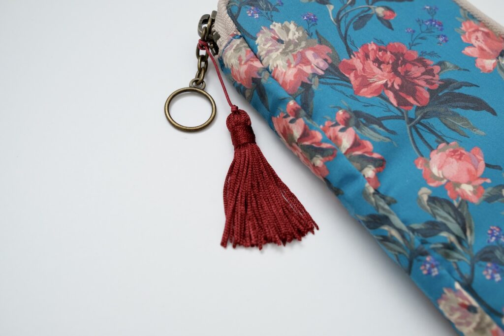 花柄のひきだしポーチのタッセル