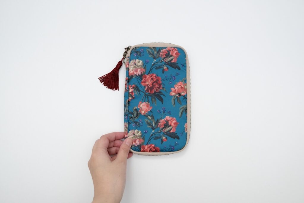 手に持った花柄のひきだしポーチ