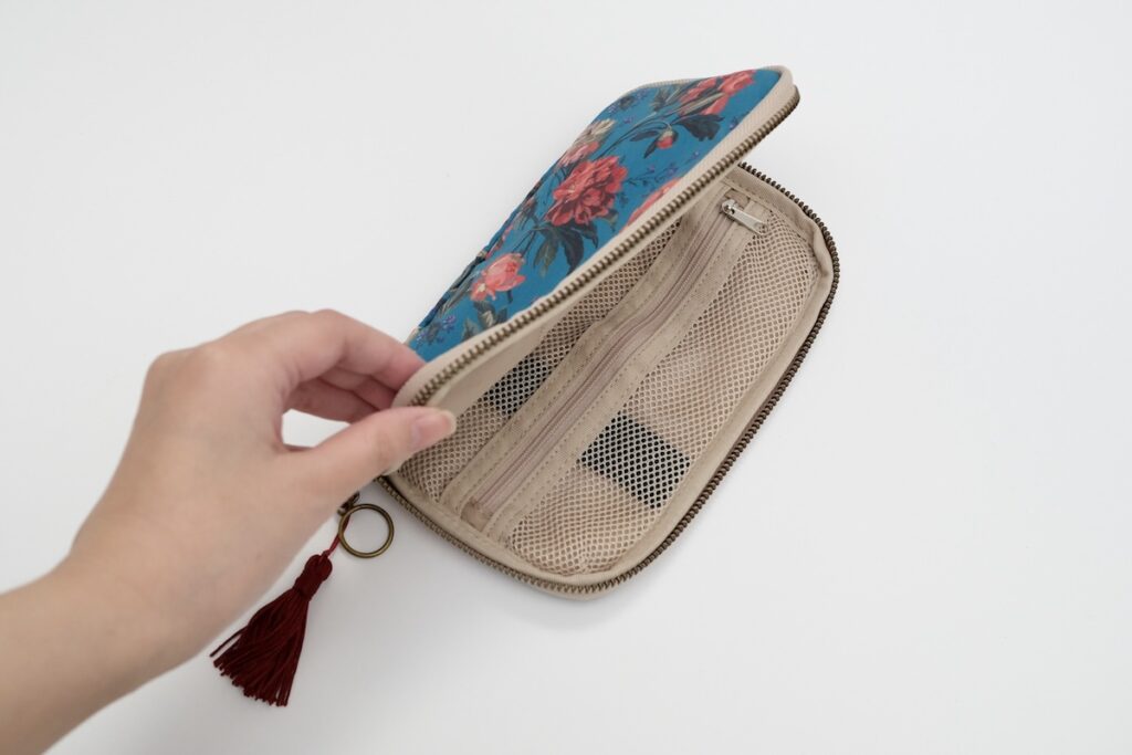 花柄のひきだしポーチを開く様子