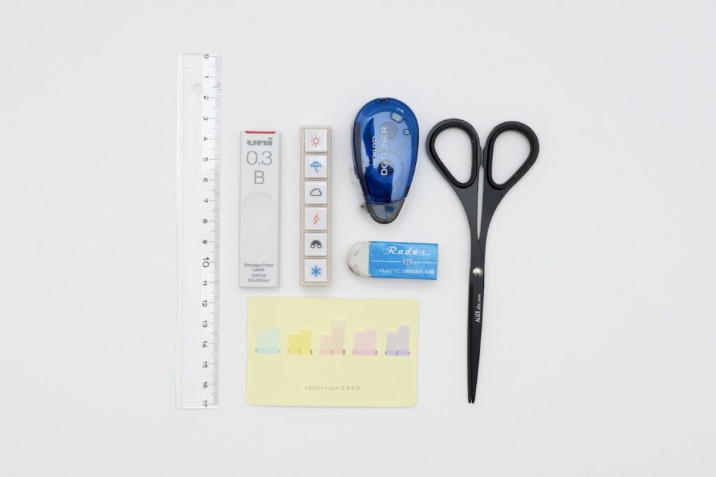 はさみ、テープのり、消しゴム、はんこ、シャーペンの芯、ものさし、カード型付箋