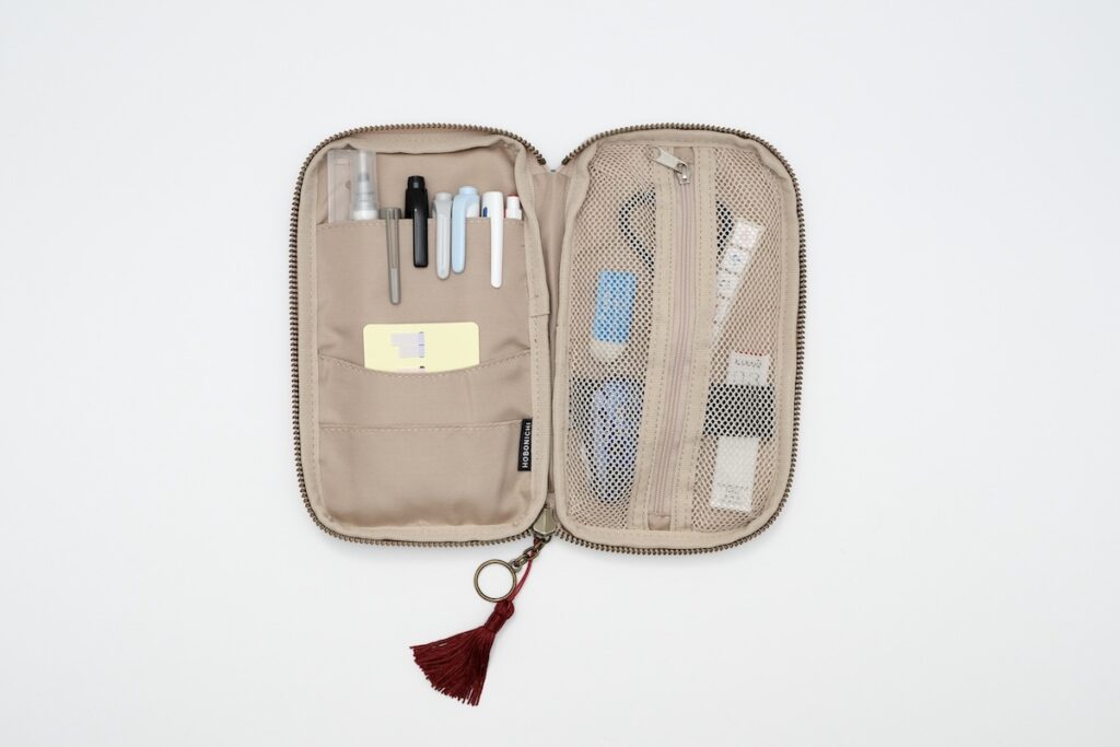 ひきだしポーチに中身を入れた様子