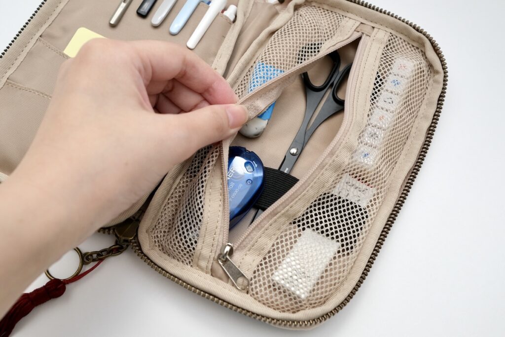 ひきだしポーチに中身を入れた様子