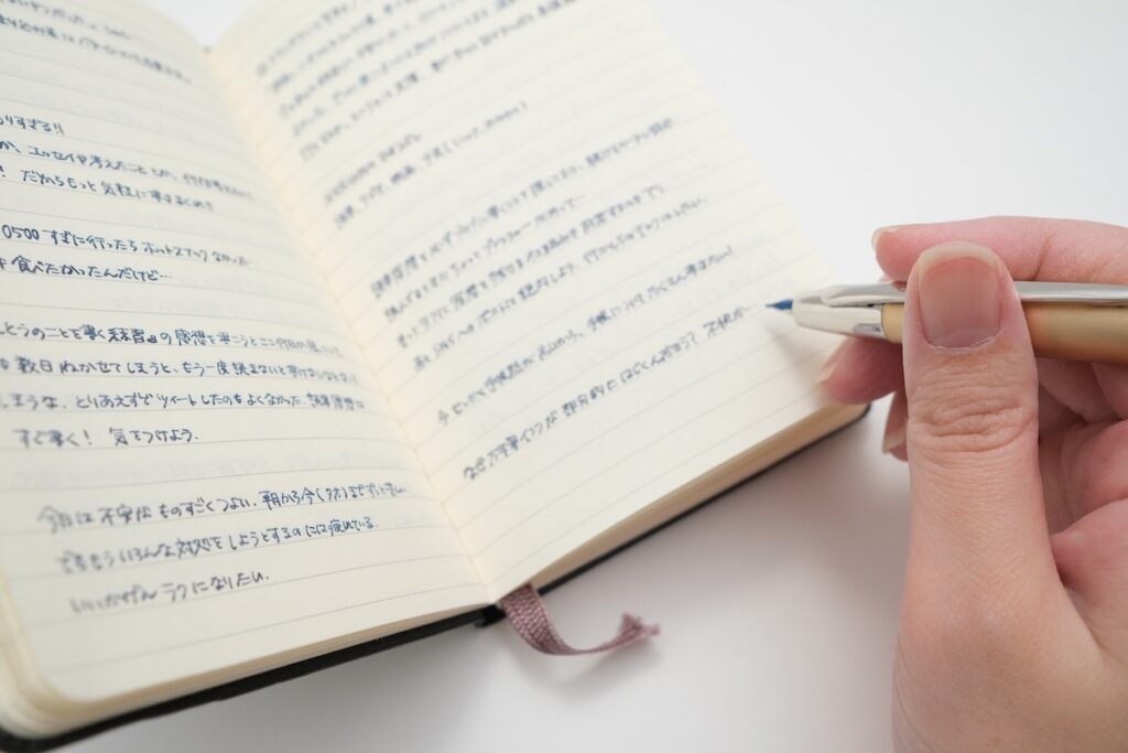 モレスキンノートに万年筆で書き込む様子