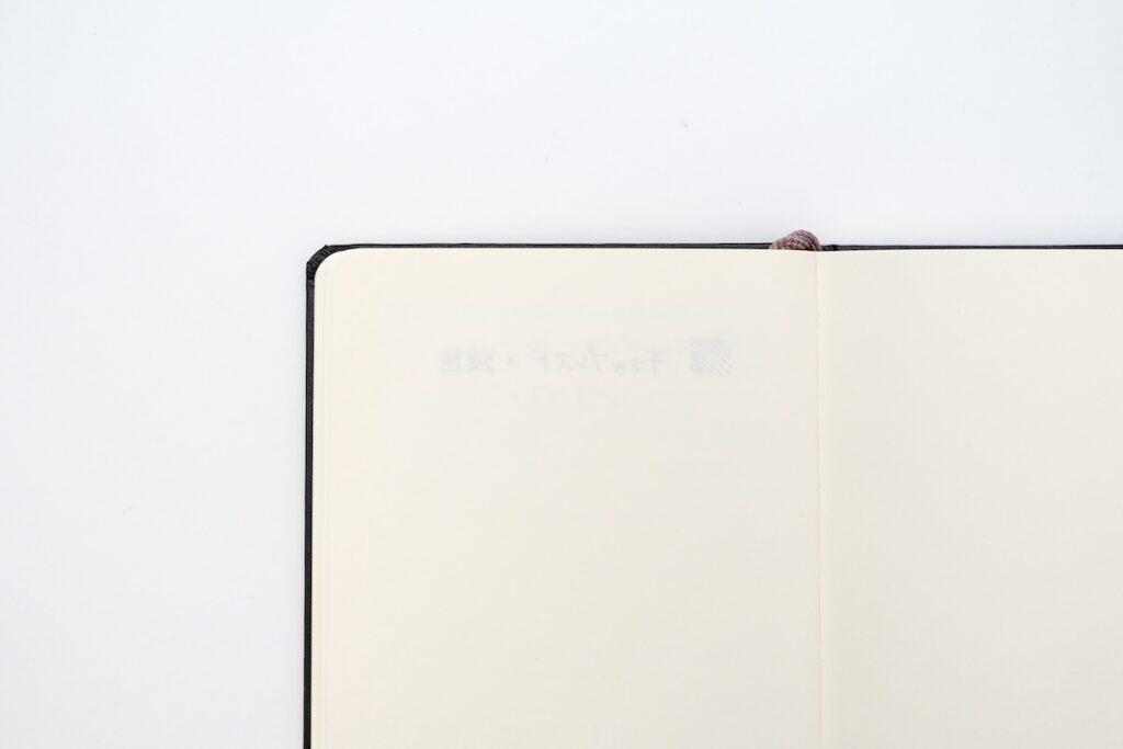 ノートに万年筆インクで筆記した部分を裏から見た様子