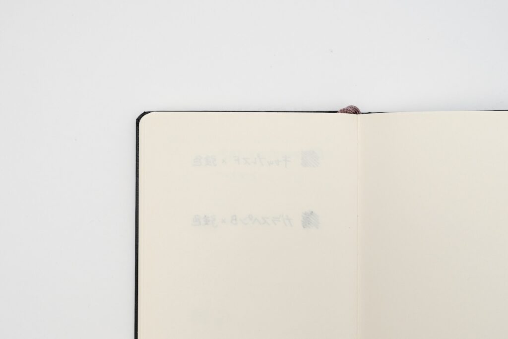 ノートに万年筆インクで筆記した部分を裏から見た様子