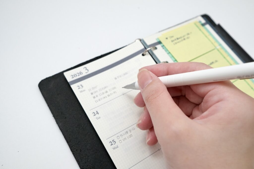 システム手帳プロッターに書き込む様子