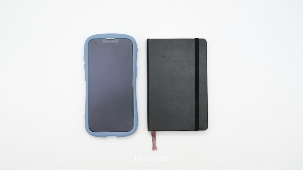 ノートとスマートフォン