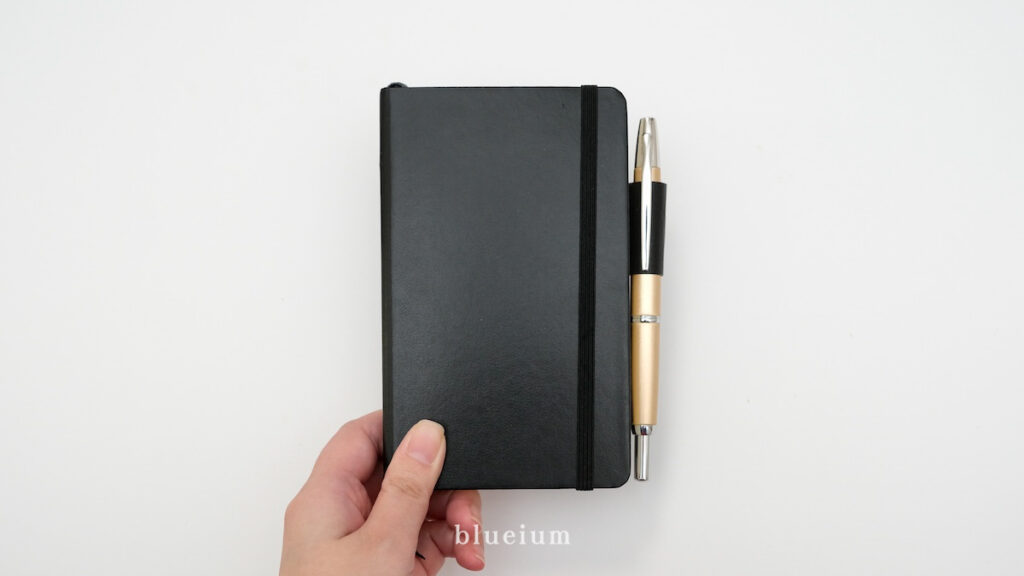 ノートを手に持つ様子