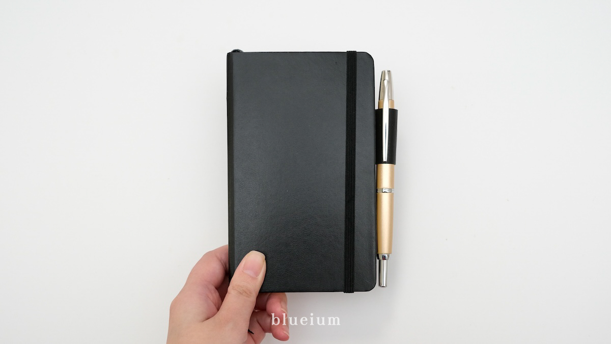 ノートを手に持つ様子