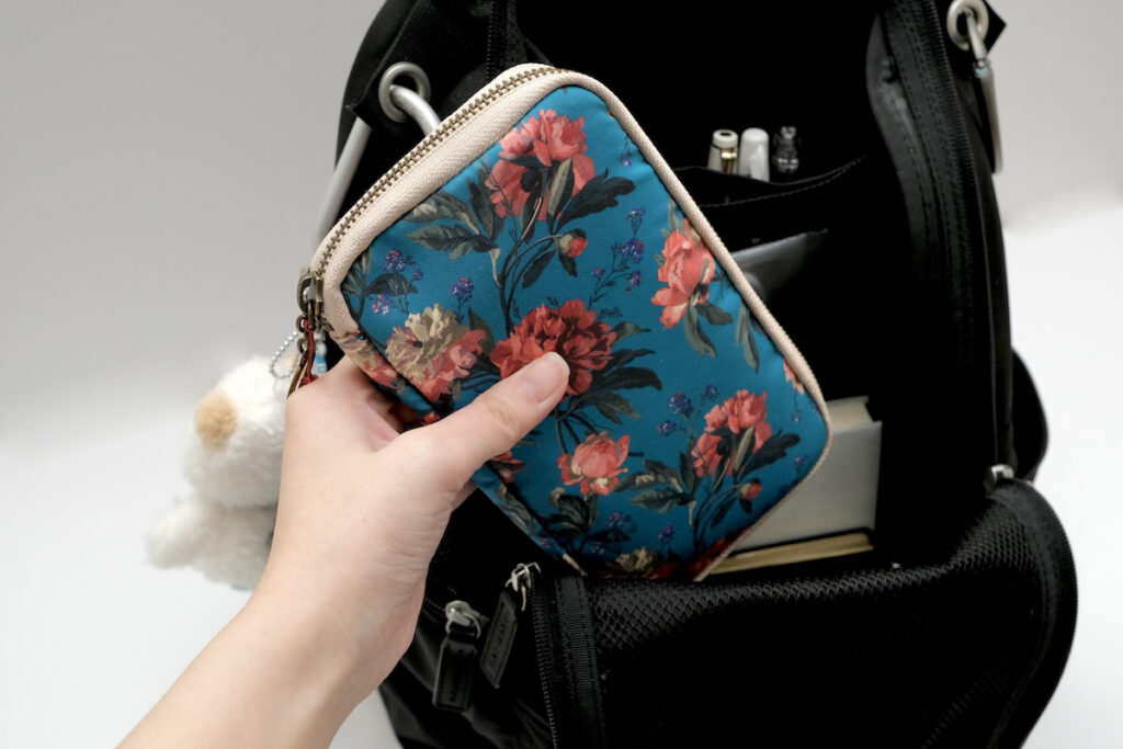 花柄のひきだしポーチをリュックに入れる