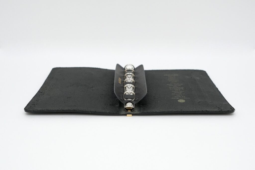 開いたシステム手帳プロッターを横から見た様子