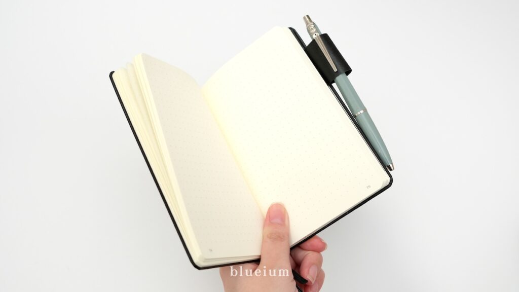 ノートを開いて手に持っている様子